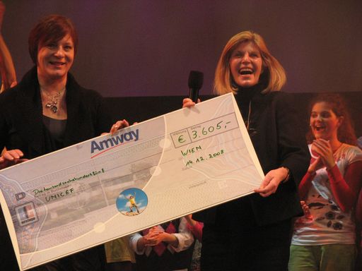 Vorschau Bild von Die Amway-Unternehmenssprecherin Gudrun-Johanna Korec übergab Dr. Berger einen Scheck über EUR 3.605