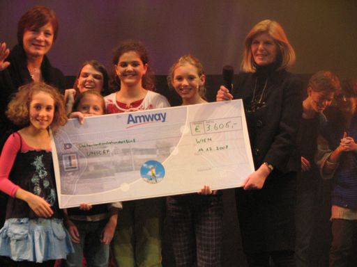 Vorschau Bild von Amway organisierte in Kooperation mit dem Theater Akzent und dem Performing Center Austria einen Benefiz-Abend für UNICEF. Das Unternehmen spendete EUR 10 pro verkaufter Karte.