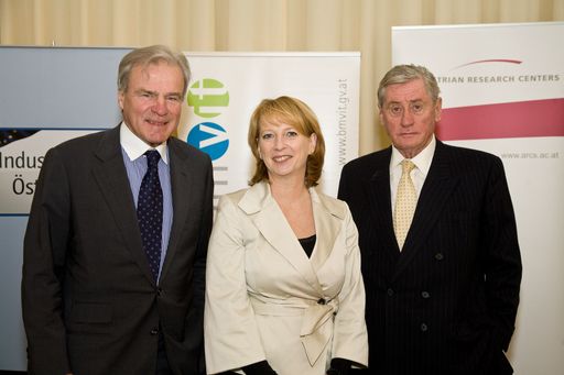  Im Bild v.l.n.r.: Dr. Veit Sorger (Präsident der österreichischen Industriellenvereinigung), Bundesministerin Doris Bures (Bundesministerin für Verkehr, Innovation und Technologie), Dr. Hannes Androsch (Präsident des Aufsichtsrates der Austrian Research Centers); Weitere Bilder abrufbar unter: 
http://pressefotos.at/m.php?g=1&u=66&dir=200812&e=20081215_a&a=event