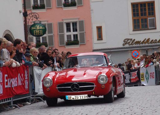 Vorschau Bild von 22. Kitzbüheler Alpenrallye: Tausende Zuschauer in der Kitzbüheler Innenstadt bei der abschließenden Fahrzeugparade der rund 200 Klassiker in der Altstadt.