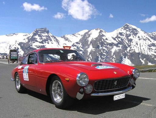 22. Kitzbüheler Alpenrallye: Reizvolle Kontraste: schneebedeckte Berggipfel und chromblitzende Classic Cars.