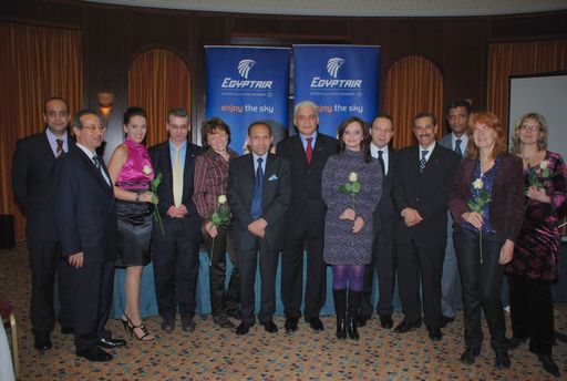  EgyptAir mit Osteuropa-Strategie von Wien aus erfolgreich:Mohamed Moneir, Regional Manager Austria and East Europe bei EgyptAir (Mitte, 7.v.r.), zeichnete erfolgreiche slowakische Agents von ETN, Pelikan und Satur beim "EgyptAir Christmas Gala Evening" in Bratislava aus.