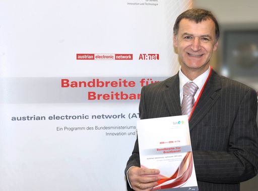  Wien im Breitbandfieber - Besucheransturm am Informationstag über das Förderprogramm AT:net des BMVIT im Haus der Forschung, v.l.n.r.: Mag. Alfred Ruzicka (BMVIT)
http://pressefotos.at/m.php?g=1&u=1&dir=200812&e=20081217_f&a=event