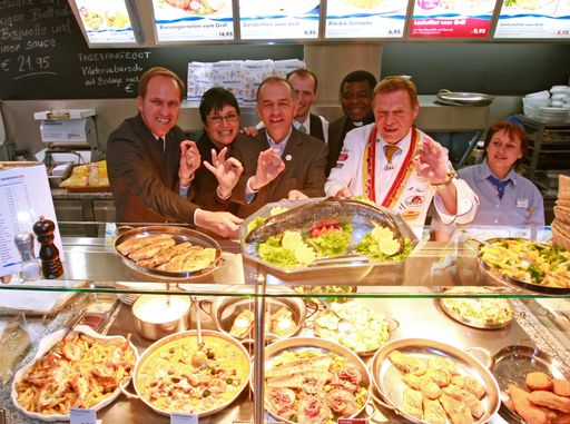Im Bild (v.l.n.r.): Achim Bayer (Geschaeftsfuehrer NORDSEE OESTERREICH), Wally Rettl (Stadtraetin), Richard Pfeiler(Vizebuergermeister von Villach) Michael Hoeftberger (Store-Manager), Vikar Dr. Benoit Nzonzi und Manfred Brunner (Klub der Koeche Kaerntens) bei der Neueroeffnung der NORDSEE Filiale am Villacher Hauptplatz. Weitere Bilder unter:
http://pressefotos.at/m.php?g=1&u=71&dir=200812&e=20081217_n&a=event