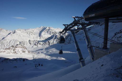 Seit heute 09:00 Uhr transportiert die neue Karlesjochbahn am Kaunertaler Gletscher Skifahrer und Snowboarder auf 3.108 Meter Höhe.