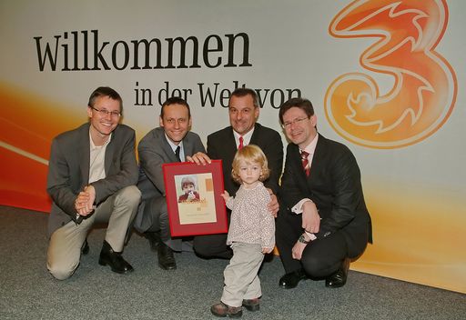 Im Bild v.l.n.r.: JanTrionow (3CTO), Thomas Malleschitz (3Director of Marketing), Erwin Roßmann (Geschäftsführer von SOS Kinderdorf Wien) und Rudolf Schrefl (3Director of Sales)