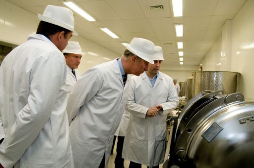  Der britische Thronfolger Prince Charles kam letzten Dienstag zur Besichtigung der Nelsons-Manufaktur in Wimbledon. Nelsons stellt bis heute nach den Original-Rezepturen von Dr. Edward Bach und konsequent nach dessen Aufzeichnungen die berühmten Original Bach-Blüten her, die von Wimbledon aus in alle Welt exportiert werden