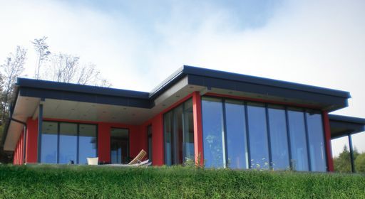 Vorschau Bild von Die Top-Lage am Zauberberg Semmering mit unverbaubarem Ausblick ist einzigartig. Das 3000m2 Grundstück umfasst neben der modernen Villa auch ein kleines, romantisches Gästehäuschen.