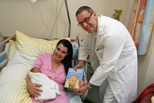im Bild v.l.n.r.: Marie Ayana Lux, Silvia Lux, Prim. Dr. Franz Eitelberger (Klinikum)
Weitere Bilder unter:
http://pressefotos.at/m.php?g=1&u=54&dir=200812&e=20081231_k&a=event