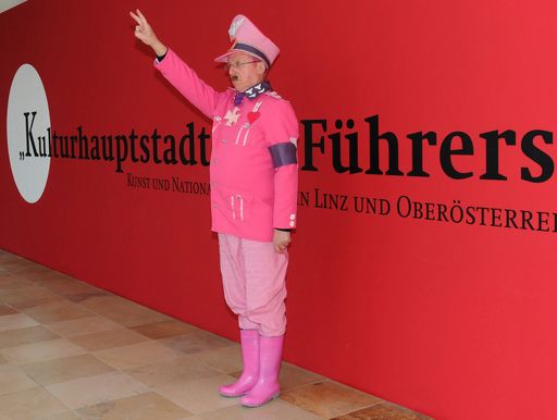 Vorschau Bild von "Pink Nickdator alias Pink Hitler" erstürmt die Ausstellung "Kulturhauptstadt des Führers"  - Massive Aktion gegen Hitlerverherrlichung in der Ausstellung "Kulturhauptstadt des Führers"