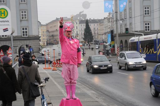 Vorschau Bild von "Pink Nickdator alias Pink Hitler" erstürmt die Ausstellung "Kulturhauptstadt des Führers"  - Massive Aktion gegen Hitlerverherrlichung in der Ausstellung "Kulturhauptstadt des Führers"