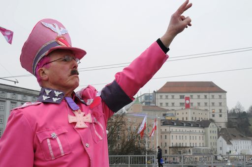  "Pink Nickdator alias Pink Hitler" erstürmt die Ausstellung "Kulturhauptstadt des Führers"  - Massive Aktion gegen Hitlerverherrlichung in der Ausstellung "Kulturhauptstadt des Führers"