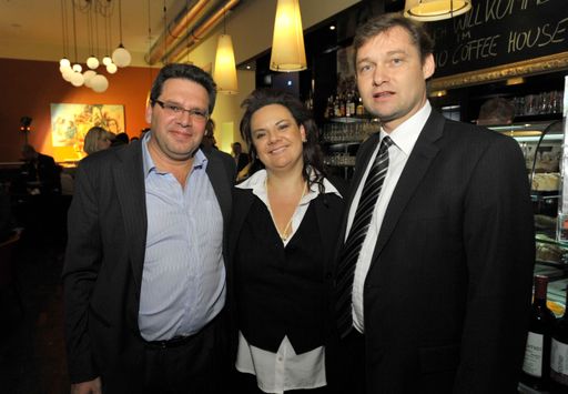  CUP&CINO Coffee House neu im Herzen von Wien! v.l.n.r.:  Erwin Eller (CUP&CINO), Claudia Elmer-Wewerka (CUP&CINO), Peter Huber (Geschäftsführer CUP&CINO Österreich)
http://pressefotos.at/m.php?g=1&u=1&dir=200901&e=20090108_c&a=event