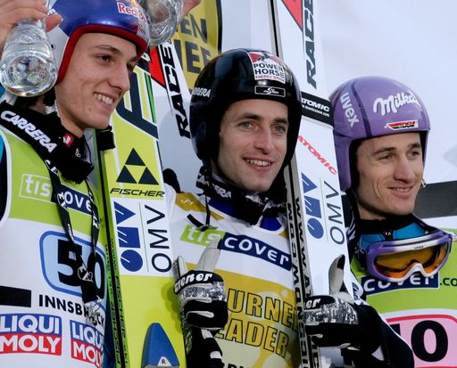 Gregor Schlierenzauer, Wolfgang Loitzl und Martin Schmitt (von links) spendeten ihre Andenken für den guten Zweck.
