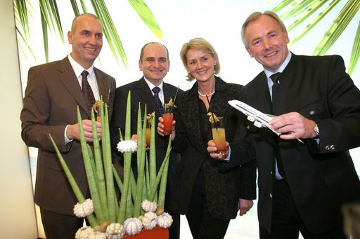 Im Bild (v.l.n.r.): Martin Bachlechner (Vorstandsdirektor Verkehrsbüro Group), Mag. Harald Nograsek (Generaldirektor Verkehrsbüro Group), Sissy Orasche (Geschäftsführerin Kärntner Reisebüro), Landeshauptmann Gerhard Dörfler. Abdruck für Pressezwecke honorarfrei.