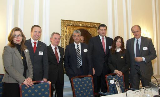 Im Bild v.l.n.r. Selma Prodanovic (FSC CEE, Brainswork), Thomas Labenbacher (FSC CEE, Raiffeisen International), Chris Skinner (Präsident, Financial Services Club), Dr. Friedhelm Boschert (CEO, Volksbank International), Josip Protega (Vorstandsvorsitzender, Hrvatska Postanska Banka), Lydia Goutas (FSC CEE, Lehner-Executiv) und Dr. Karl Sevelda (Vorstandsmitglied, RZB Group) 
http://pressefotos.at/m.php?g=1&u=43&dir=200901&e=20090114_f&a=event