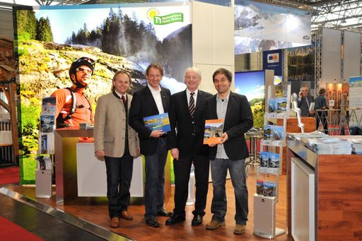  Im Bild v.l.n.r.: Die Nationalparktourismusdirektoren Mag. Christian Wörister (Salzburg), Mag. Helmuth Micheler (Osttirol), Generaldirektor Dr. Christian Heu (Grossglockner Hochalpenstrassen AG) und Mag. Günter Mussnig (Kärnten) bei der Präsentation des neuen "länderübergreifenden Nationalparktourismus" Informationsstand.auf der Ferienmesse in Wien.