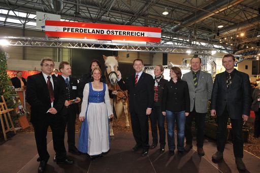 Vorschau Bild von Das  Motto der Marketinggemeinschaft lautet "Pferdeland Österreich", das Angebot ist vielfältig und reicht vom "Urlaub am Bauernhof" bis hin zum Clubhotel, vom Schnupperreiten für Kleinkinder bis zum Abenteuerurlaub für die ganze Familie. An Bord ist auch die österreichische Pferdezucht, die die Qualität und Rassenvielfalt in der Angebotspalette sicherstellt.