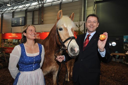 Vorschau Bild von Jugendliche Proberunden und waren sich einig - Reiturlaub in Österreich ist "cool". Ähnlich begeistert zeigte sich auch Umwelt- und Landwirtschaftsminister Niki Berlakovich, der heute das Pferdeland besuchte.