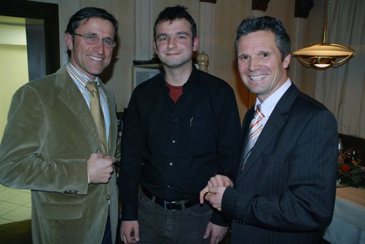 Innsbrucks Vizebürgermeister Christoph Platzgummer (re.) und Josef Margreiter, GF der Tirol Werbung, (li.) gratulierten Wolfgang Bauer, dem Preisträger von Berg.Welten 2008.