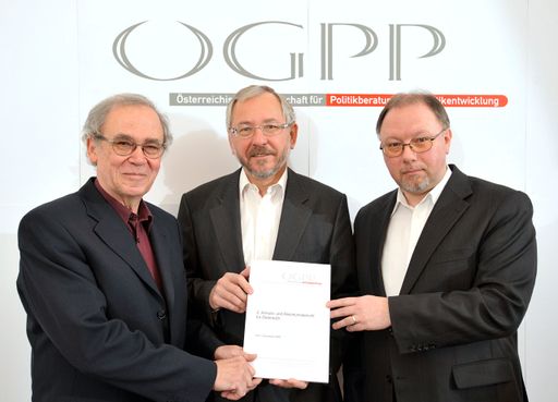 Präsentation des "2. Armuts- und Reichtumsberichtes für Österreich". Im Bild v.l.n.r.: Univ. Prof. Dr. Emmerich TALOS (Politikwissenschafter an der Universität Wien), Dipl.Ing. Rudolf SCHICKER (ÖGPP-Präsident), Dr. Andreas HÖFERL (ÖGPP-Generalsekretär). Weitere Bilder unter:
http://pressefotos.at/m.php?g=1&u=1&dir=200901&e=20090119_a&a=event