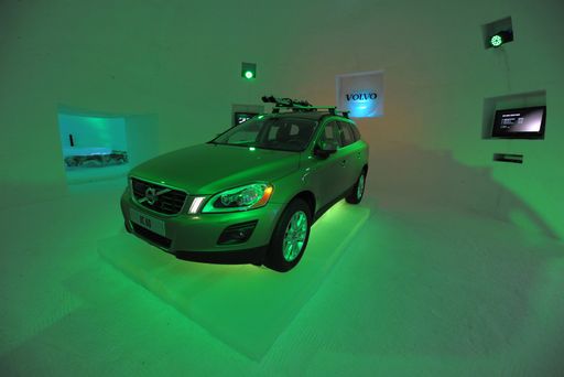 Vorschau Bild von Im Showiglu des Volvo XC ICE CAMP glänzt der neue Volvo XC60 als fixer Fotopunkt für die beeindruckten Gäste.
