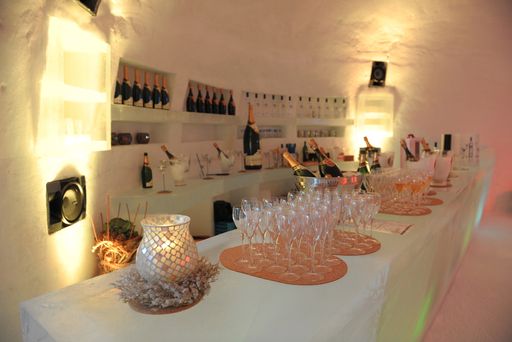 An der Ice-Bar des Volvo XC ICE CAMP klingt der Abend gemütlich aus, bevor sich die Übernachtungsgäste auf Rentierfelle gekuschelt in die Schlafiglus zurückziehen.