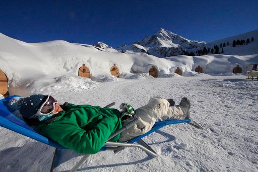 Wo ist denn hier mein Iglu? Strahlender Sonnenschein auf 2.000 Höhenmetern, gleich dahinter das Igludorf Kühtai. Und die Pisten liegen natürlich vor der Iglutür.