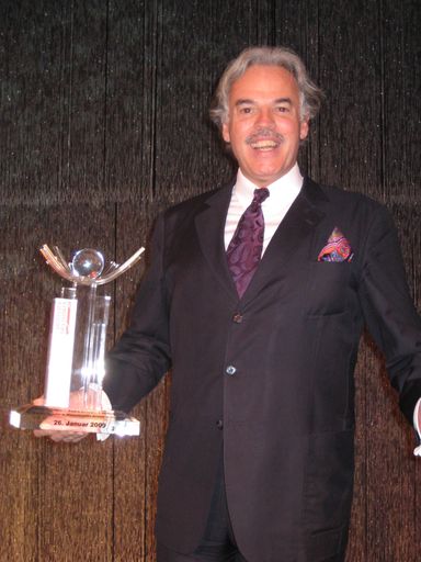 Roland Zadra, Inhaber des Romantik Hotel Landschloss Fasanerie in Zweibrücken und Präsident der Romantik Hotels & Restaurants International, wurde von der AHGZ und der Verlagsgruppe Deutscher Fachverlag am Montagabend im Rahmen einer feierlichen Gala in Berlin zum Hotelier des Jahres 2009 gekürt.