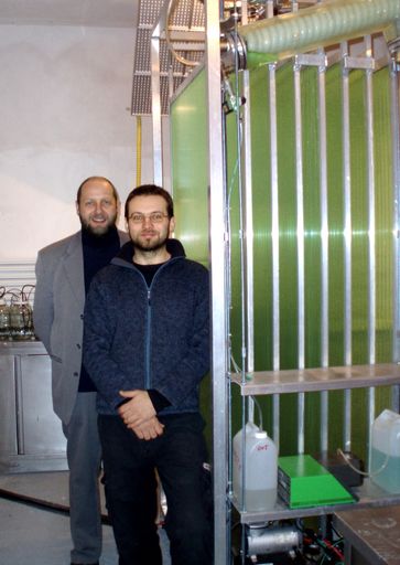 Vorschau Bild von Martin Mohr und Franz J. Emminger (v.l.n.r.) vor dem Prototypen des Photo-Bio-Reaktor im Labor in Hainburg Verfahren