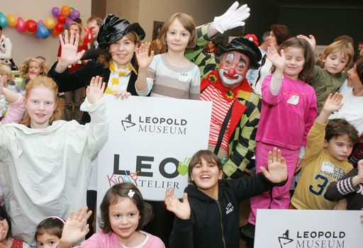 Leo Kinderatelier, Kindergruppe + Clown Enrico (Heinz Zuber), Leopold Museum, 2008.