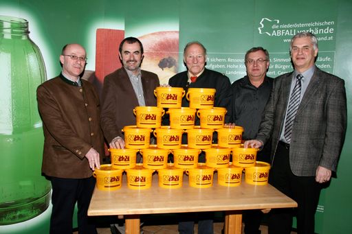 Der NÖLI bringt's - saubere Altspeiseölsammlung im Haushalt und jährlich 900.000 Liter Biodiesel! GF Ing. Georg Schmied, Umweltlandesrat Josef Plank, Verbandsobmann Ing. Heribert Strommer, Abfallberater Ing. Franz Pass und Verbeändepräsident Reg.R. Alfred Weidlich präsentieren die Erfolgsbilanz der NÖ Abfallverbände.