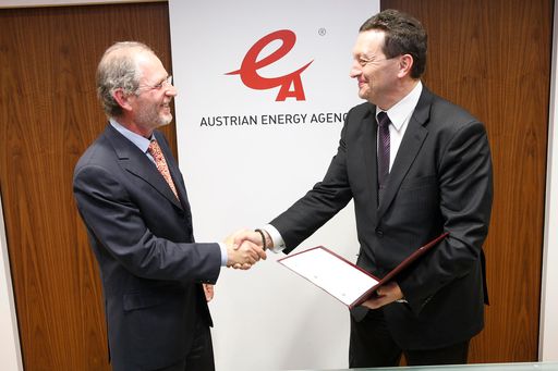 Fritz Unterpertinger, Geschäftsführer der Österreichischen Energieagentur (links) und Tasko Ermenkov, Direktor der Bulgarischen Energieeffizienz-Agentur (rechts) nach Unterzeichnung der Kooperationsvereinbarung.