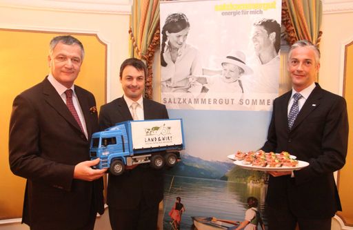 Start eines Lebensmittel-Logistikprojektes im Salzkammergut. v.l.n.r.: Dr. Stephan MIKINOVIC (Geschäftsführer der Agrarmarkt Austria Marketing GesmbH), Mag. Ronald FELDER (Geschäftsführer der Salzkammergut Tourismus-Marketing GmbH), Thomas REISENZAHN (Generalsekretär der Österreichischen Hoteliervereinigung)
http://pressefotos.at/m.php?g=1&u=52&dir=200901&e=20090130_a&a=event
