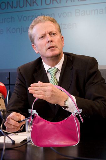'HANDTASCHL 2008' an Wirtschaftsminister Reinhold Mitterlehner