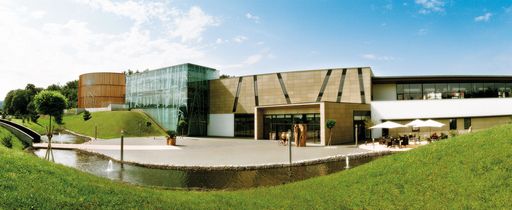 Linsberg Asia, der großzügige neue Thermenkomplex mit Hotel 64 km von Wien, nahe Wiener Neustadt, wird seit seiner Eröffnung am 8.8.2008 außerordentlich gut angenommen.