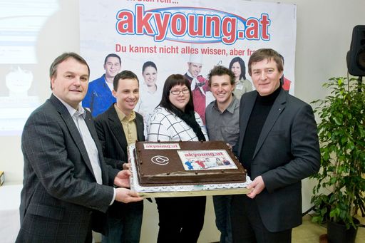 (v.l.n.r) AK Direktor Winfried Haider, AK YOUNG Koordinator Erich Malle, AK YOUNG Internetbeauftragte Daniela Kaisz, AK YOUNG Eventbetreuer Christoph Appé mit AK Präsident Günther Goach
