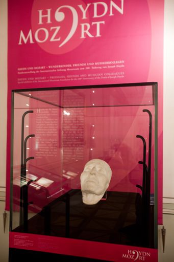 Aus Anlass des 200. Todestages von Joseph Haydn (1732-1809) gibt es von 23. Jänner bis 31. Mai 2009 im Mozart-Wohnhaus eine Ausstellung mit Originaldokumenten und Porträts des Künstlers.