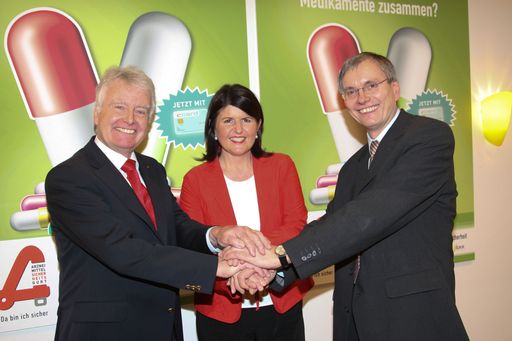 Im Bild von links nach rechts: Apothekerverbands-Präsident Dr. Friedemann Bachleitner-Hofmann, LHF Mag. Gabi Burgstaller und BM Alois Stöger diplomé in der Salzburger Apotheke.“