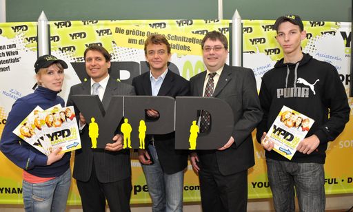 Im Bild: v.l.n.r. Mag. Markus Beyrer, Hannes Jagerhofer, Univ.-Prof. Dr. Michael Wagner und YPD-Promotoren präsentieren die YPD-Challenge 09.