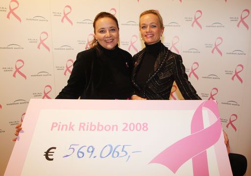 Doris Kiefhaber, Österreichische Krebshilfe und Marion Pelzel, Estée Lauder Companies freuen sich über das Rekordergebnis der Pink Ribbon Aktion 2008.