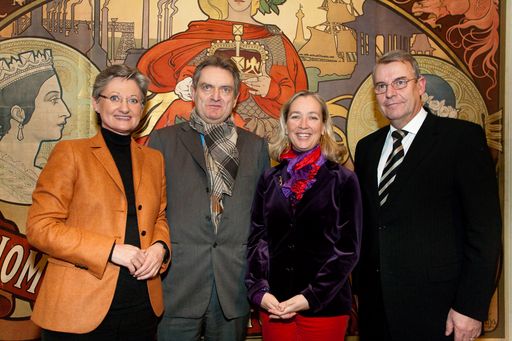  Im Bild v.l.n.r.: Bundesministerin Claudia Schmied eröffnet große "Alfons Mucha" Ausstellung im Belvedere. Dr. Claudia Schmied (Bundesministerin für Unterricht, Kunst und Kultur), Jean Louis Gaillemin (Kurator), Agnes Husslein-Arco (Belvedere-Direktorin), Jaromír Talir (Stellvertreter des Kulturministers der Tschechischen Republik)
http://pressefotos.at/m.php?g=1&u=66&dir=200902&e=20090211_a&a=event