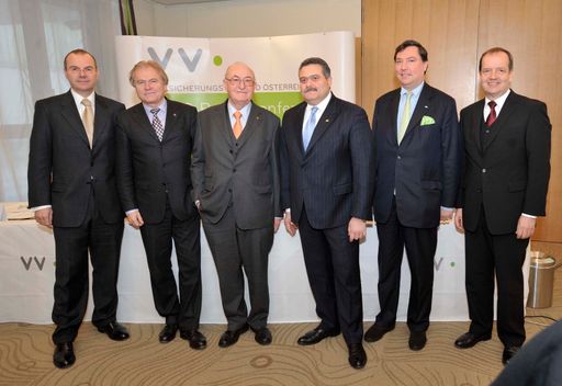 Weitere Bilder unter:
http://pressefotos.at/m.php?g=1&u=1&dir=200902&e=20090213_v&a=event
Im Bild v.l.n.r.: Generaldirektor Dr. Wolfram Littich (Vizepräsident VVO (Mitglied des VVO-Präsidialausschusses) Allianz Elementar Versicherungs-Aktiengesellschaft), Generaldirektor Dr. Konstantin Klien (Vizepräsident VVO (Mitglied des VVO-Präsidialausschusses) UNIQA Versicherungen AG), Generaldirektor Dr. Günter Geyer (Präsident VVO (Mitglied des VVO-Präsidialausschusses) WIENER STÄDTISCHE Versicherung AG Vienna Insurance Group), Generaldirektor Dr. Luciano Cirinà (Vizepräsident VVO (Mitglied des VVO-Präsidialausschusses) Generali Versicherung AG), Dir. Dr. Louis Norman-Audenhove (Generalsekretär VVO), Generaldirektor KR Mag. Dr. Othmar Ederer (Vizepräsident VVO (Mitglied des VVO-Präsidialausschusses) Grazer Wechselseitige Versicherung Aktiengesellschaft).