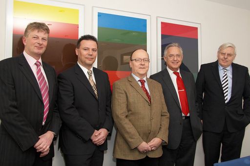 Weitere Bilder unter:
http://pressefotos.at/m.php?g=1&u=43&dir=200902&e=20090213_f&a=event
Im Bild v.l.n.r.: Ing. Christian Blumberger (CEO HB Austria GmbH - Branchensprecher des forum consumer electronics), Thomas Poletin (National Sales Manager Procter & Gamble), Mag. Peter Osel (Geschäftsführer EURONICS Austria), Dir. Dkfm. Franz Schlechta (Geschäftsführer BSH Hausgeräte GmbH Vertrieb Siemens) und Ing. Wolfgang Krejcik (Obmann des Bundesgremiums Radio und Elektrohandel in der Wirtschaftskammer Österreich).