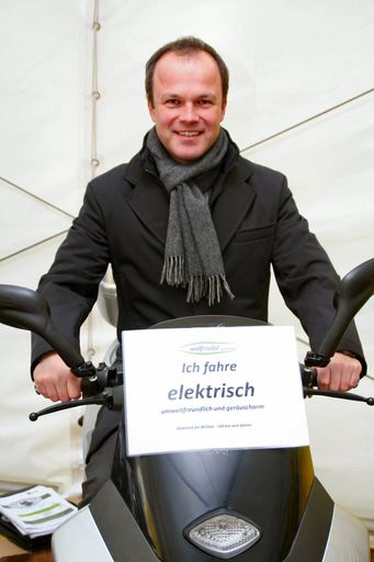 Vorschau Bild von RLB Generaldirektor Mag. Markus Mair auf einem Elektroroller der Firma wolf mobil.