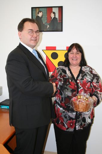 Die Präsidentin der "World Blind Union", die Australierin Maryanne Diamond, erhält von Mag. Gerhard Höllerer, Präsident des Österreichischen Blinden- und Sehbehindertenverbandes, ein kleines Präsent.