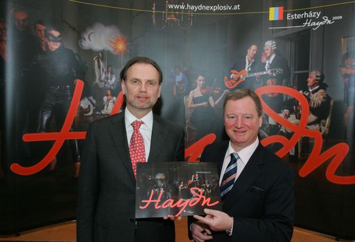 Eisenstadt - Inspiriert von den im 18. Jahrhundert aufgekommenen "lebenden Bildern" hat Esterházy die Werbelinie
für die Programme im Haydnjahr 2009 gestaltet.Im Bild v.l.n.r.:Direktor Mag.Karl Wessely (Marketing Esterházy), Dr.Alfred Weidinger (Kulturleitung Esterházy)
http://pressefotos.at/m.php?g=1&u=68&dir=200902&e=20090218_e&a=event
