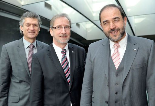 EAA-EnergieAllianz Austria: Rückblicke & Ausblicke, v.l.n.r.: Walter Göllesz (Geschäftsführer der EAA-EnergieAllianz Austria), Thomas Irschik (Geschäftsführer der EAA-EnergieAllianz Austria), Werner Perz (Geschäftsführer der EAA-EnergieAllianz Austria). Weitere Bilder unter:
http://pressefotos.at/m.php?g=1&u=1&dir=200902&e=20090220_e&a=event