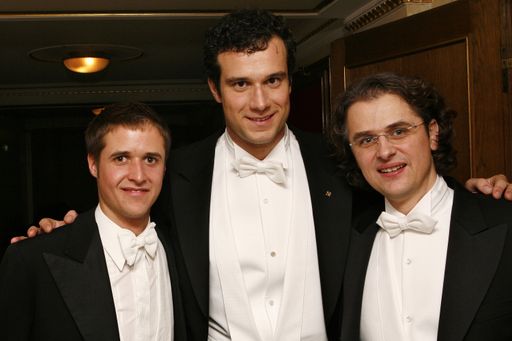 Vorschau Bild von Internationale Sportprominenz unter sich. Oesterreichs-Schwimmwunder Markus Rogan (m.) trifft in der Loge am Wiener Opernball auf den Schweizer Motorradweltmeister Tom Lüthi (l.) und Gastgeber Interwetten-CEO Thomas Daubek (r.), am Opernball 2009 in Wien, am Donnerstag 19. Februar 2009. Die beiden Spitzensportler waren sich von Beginn an sympathisch und tauschten ihre Kontaktdaten aus. Ein weiteres Gipfeltreffen zwischen den beiden ist durchaus moeglich. (PHOTOPRESS/Teresa Zoetl)