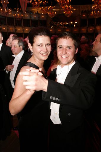  Motorradweltmeister Tom Lüthi auf dem  Tanzparkett mit Rita Bernscherer, Finanzvorstand bei Interwetten, aufgenommen am Opernball 2009 in Wien am Donnerstag 19. Februar 2009. Alles Walzer beim Wiener Opernball.  Auch Tom Lüthi, der hartnäckigen Geruechten zum Trotze vehement Zurueckhaltung ankuendigte, konnte der Versuchung nicht widerstehen, und bewegte sich mit Gastgeberin und Interwetten-CFO Rita Bernscherer begeistert im Wiener Drei-Viertel-Takt. Ein zukuenftiger Besuch in einer renommierten Schweizer Tanzschule nimmt realistische Zuege an. (PHOTOPRESS/Teresa Zötl)